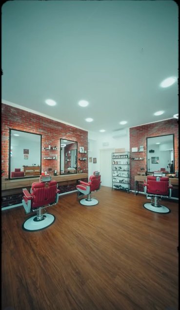 REBEL Barbershop Innenraum mit roten Stühlen